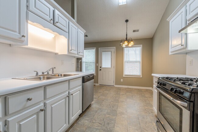 Building Photo - 3 BD 2 BA  Fenced Ranch with Bonus Room