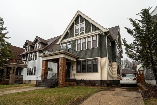 Building Photo - Oakland Lower 1/2 block to UWM