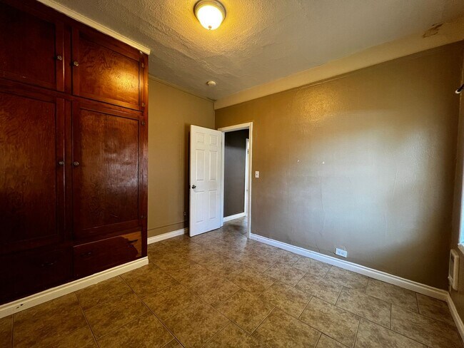 Building Photo - 916 S 11th Ave