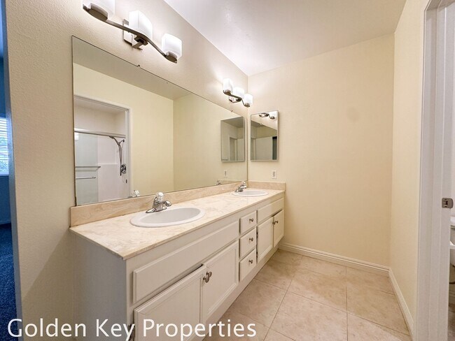 Building Photo - End-unit condo in the Villas of Calavera H...