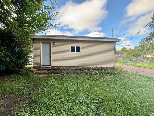 Building Photo - 3 Bed 1 Bath Single Family Home in Rothschild