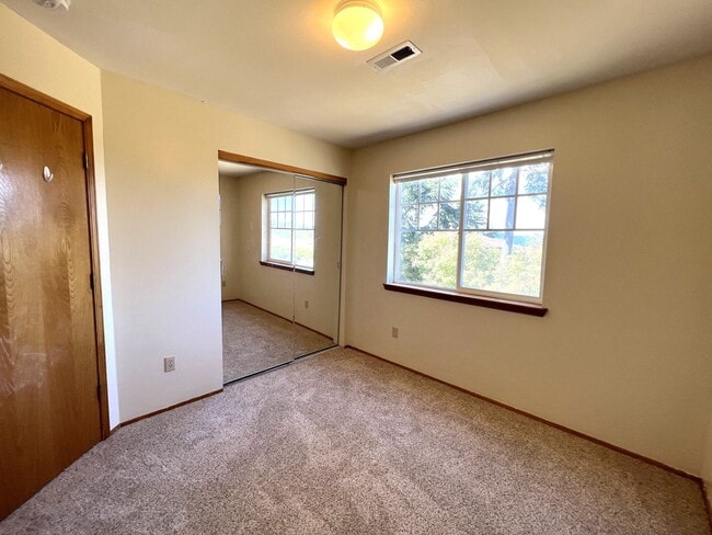 Building Photo - Spacious Craftsman Style Home - Pet Friendly!