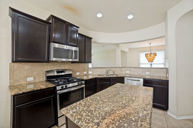Building Photo - Beautiful 3 Bedroom in Republic Oaks Community
