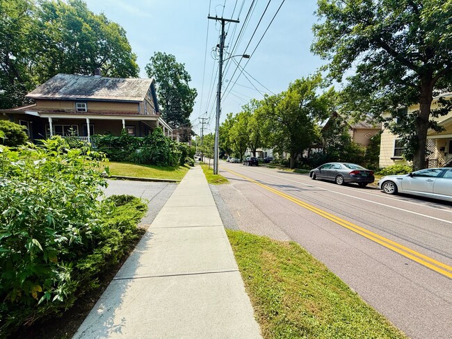 Building Photo - Beautiful 3 level townhouse - ALL utilitie...