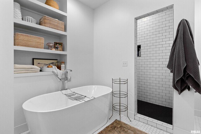 Building Photo - 824 W Moss Ave