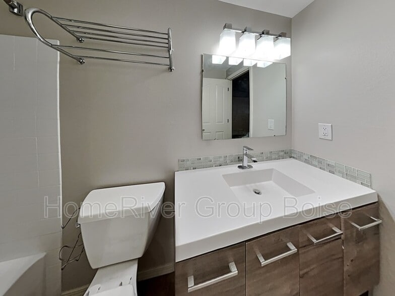 Building Photo - 3687 S Gekeler Ln