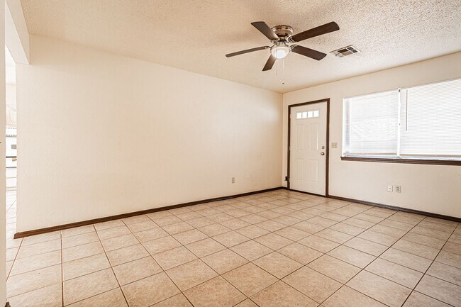 Building Photo - 3 Bed 1.5 Bath in Del City!