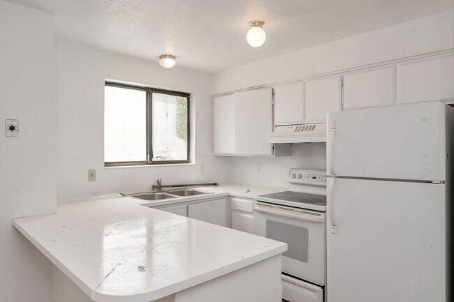 Building Photo - Spacious 2 Bedroom Duplex In West Valley City