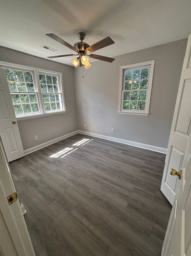 Building Photo - 2 Bedroom 2 Bathroom in The Charleston Pen...