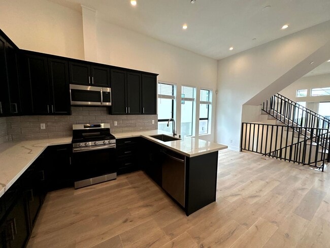 Building Photo - Beautiful Modern Luxury 4 Story Townhome -...