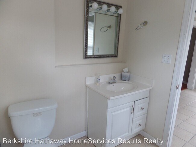 Building Photo - 2 br, 1.5 bath House - 211 E. Kaley Street