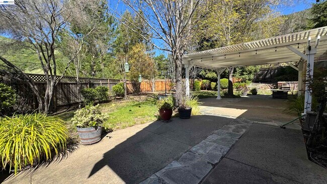 Building Photo - 118 Deer Meadow Terrace