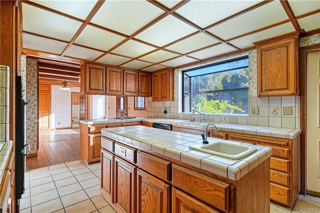 Building Photo - 1527 Royal Oaks Dr