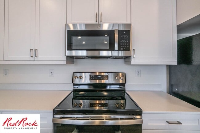 Building Photo - Spacious 3 Bedroom Unit in Desert Color With Pool & Lagoon Access