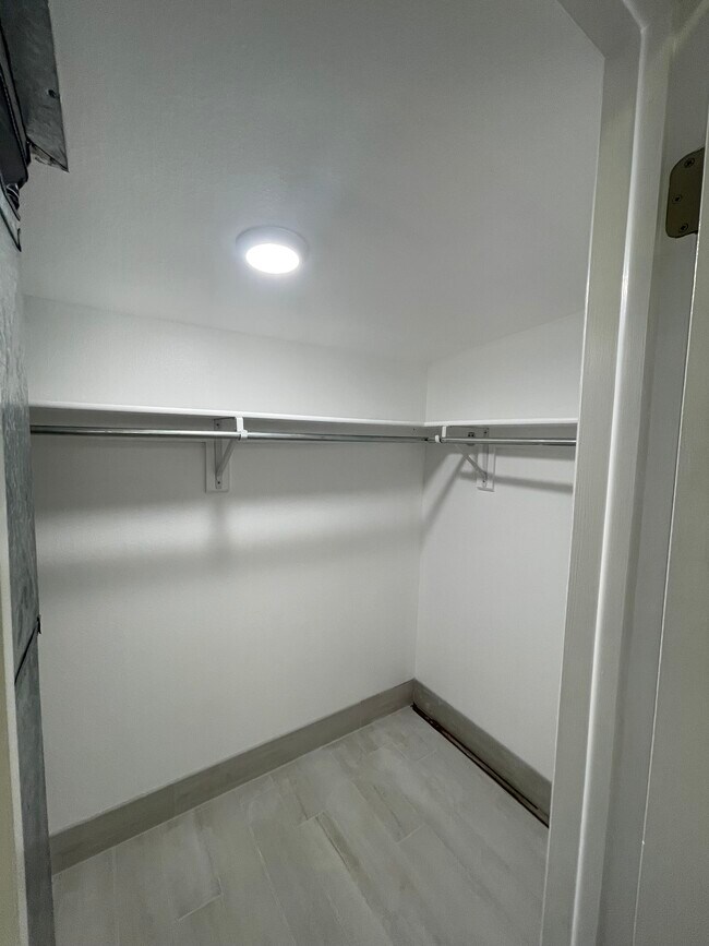 Building Photo - 480 S 200 W