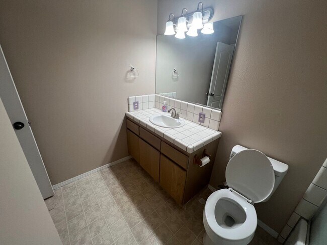 Building Photo - Charming 3 bedroom cottage for rent in Ree...