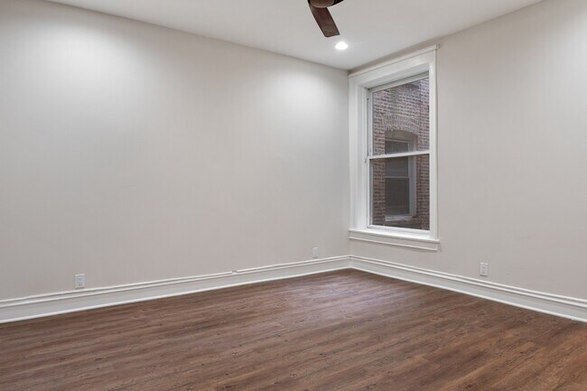 Building Photo - 660 E 51st St