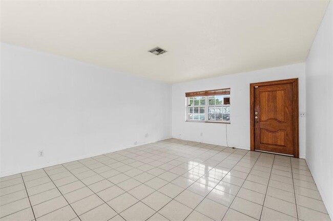 Building Photo - 117 SW 4 Ave