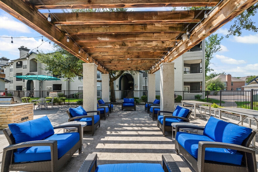 Building Photo - Rancho Mirage