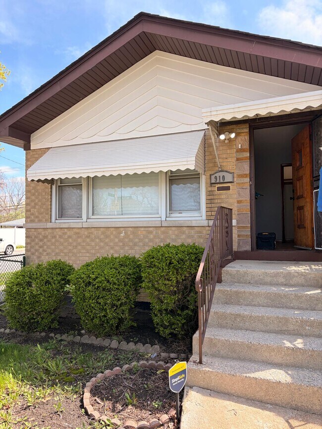 Building Photo - 9109 S Normal Ave