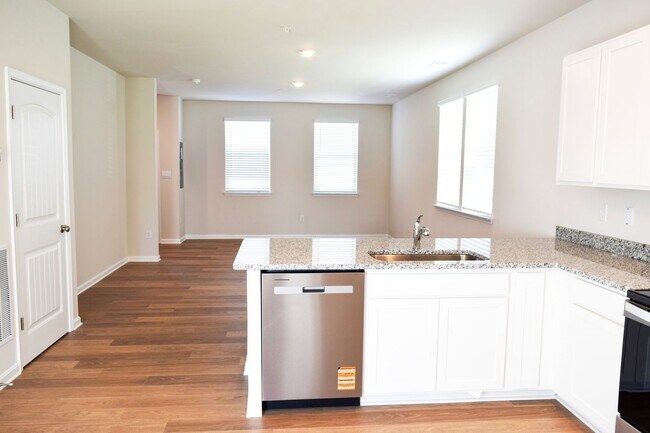 Building Photo - Stunning NEW Townhouse in Heritage Trace!