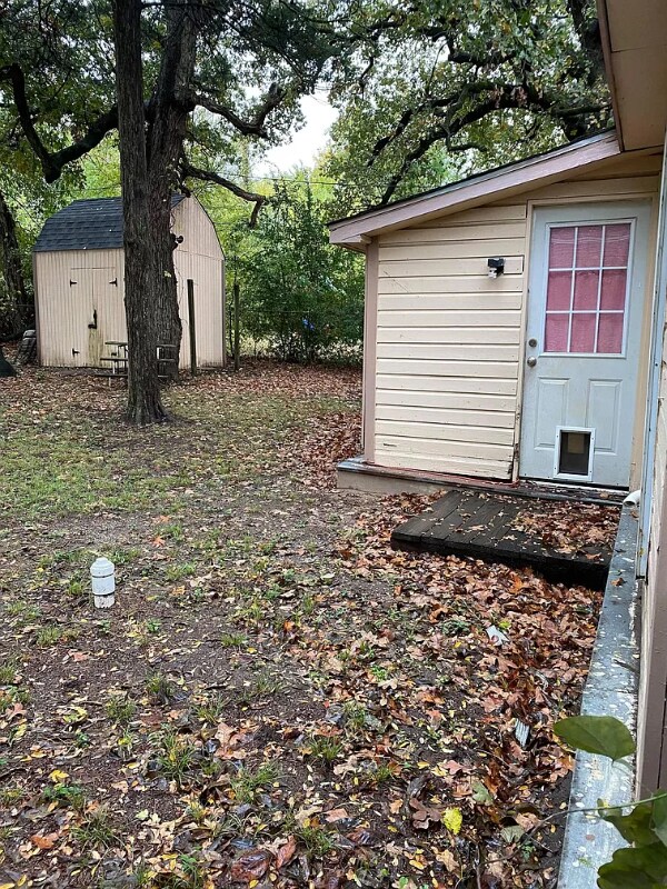 Building Photo - 810 W Day St