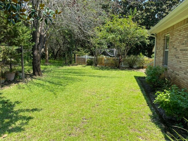 Building Photo - 2020 Plantation Oaks Dr