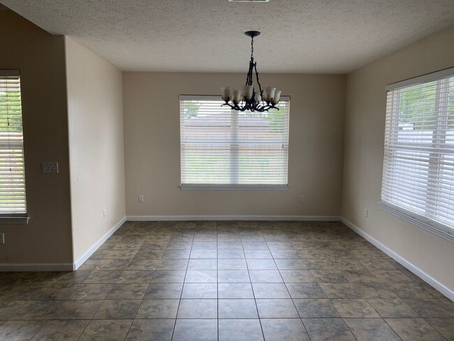 Building Photo - Spacious & Conveniently Located Home in Ca...