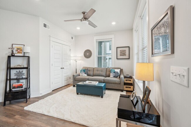 Building Photo - 2/4 Townhome in Midtown Located in Mt. Ple...