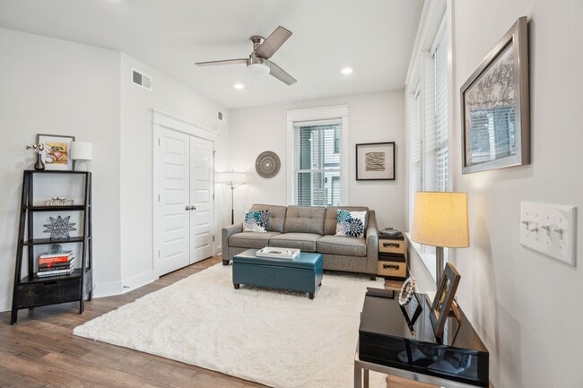 Building Photo - 3/3.5 End-Unit Townhome in Midtown Mt. Pleasant!