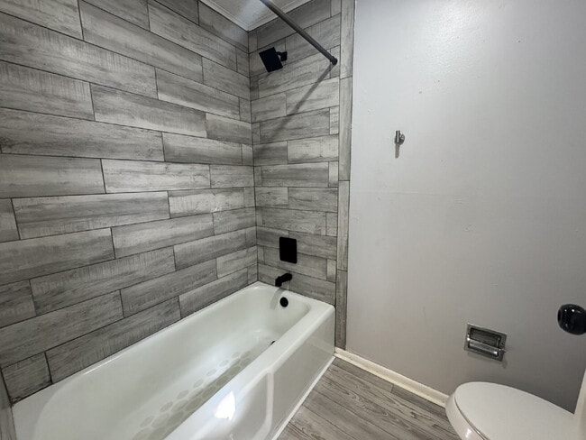 Building Photo - Excellent 3 bedroom 2 bath in great neighb...