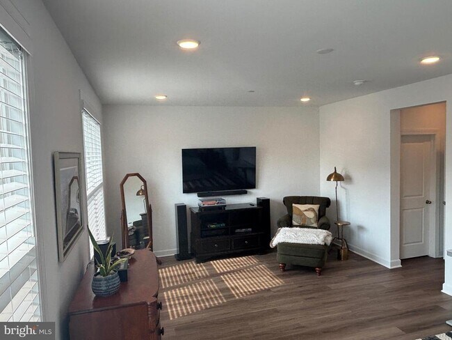 Building Photo - 5030 Longmire Wy