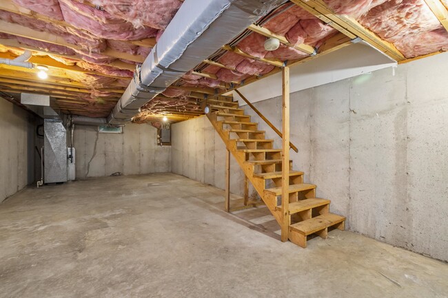 Building Photo - 20 Glengarry Dr