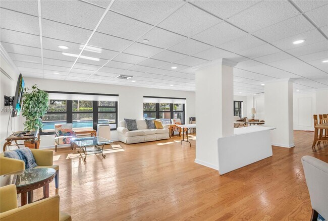 Building Photo - 3200 Port Royale Dr N