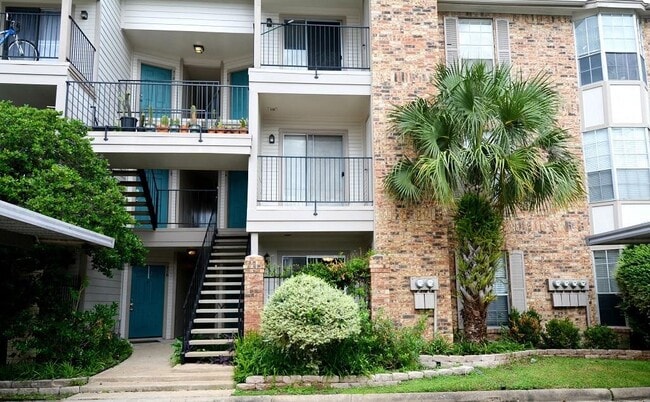 Primary Photo - 2121 Hepburn St