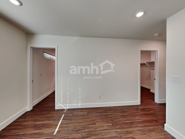 Building Photo - 831 Longwood Gdns St