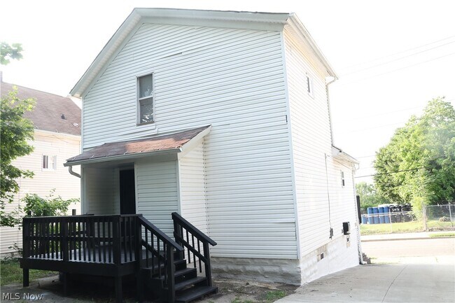 Building Photo - 240 E Miller Ave