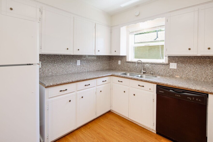 Building Photo - AUGUST PRE-LEASE!  Spacious 3 Bedroom 2 Bathroom House on Corner Lot