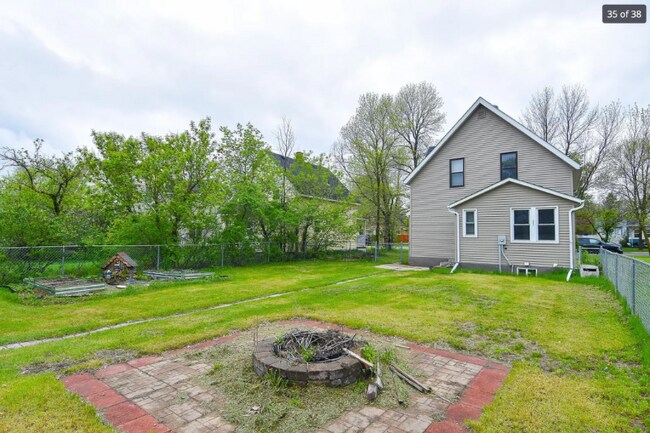 Building Photo - 716 Knight Ave N