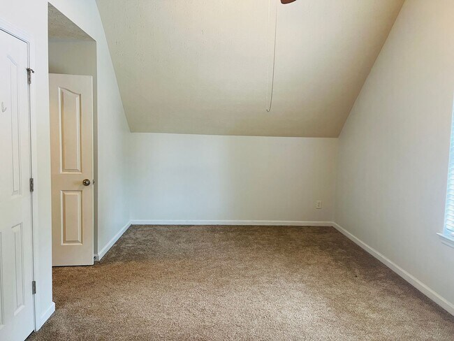 Building Photo - Beautiful 4 bedroom, 2.5 bathroom home in ...