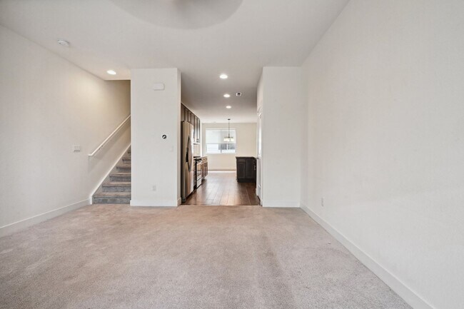 Building Photo - Great Townhome, Perfect Location! License #2023-BFN-0071747