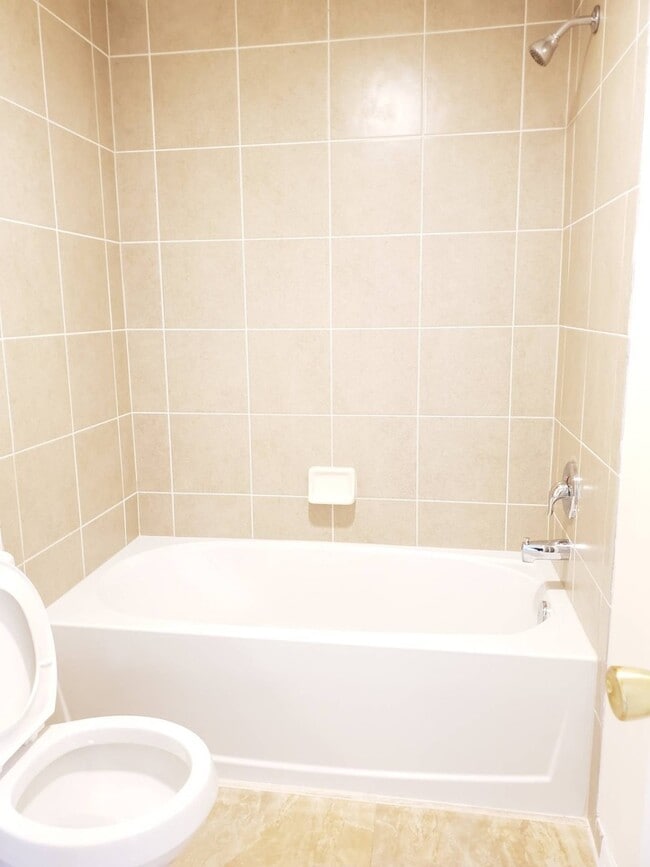 Building Photo - 3 bedroom 2 bath rental