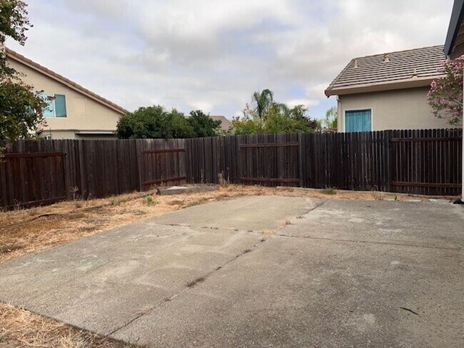 Building Photo - Single Story 3 Bedroom 2 Bathroom Home in ...