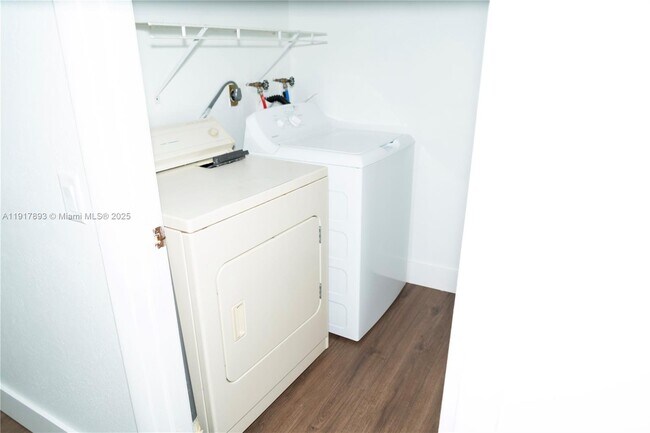 Building Photo - 105 Lake Emerald Dr