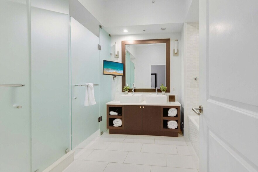 Building Photo - 5300 NW 87th Ave