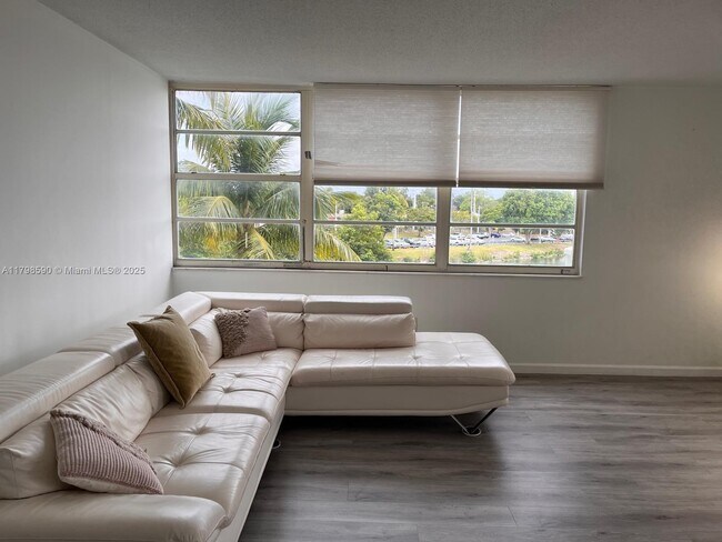 Building Photo - 1301 NE Miami Gardens Dr