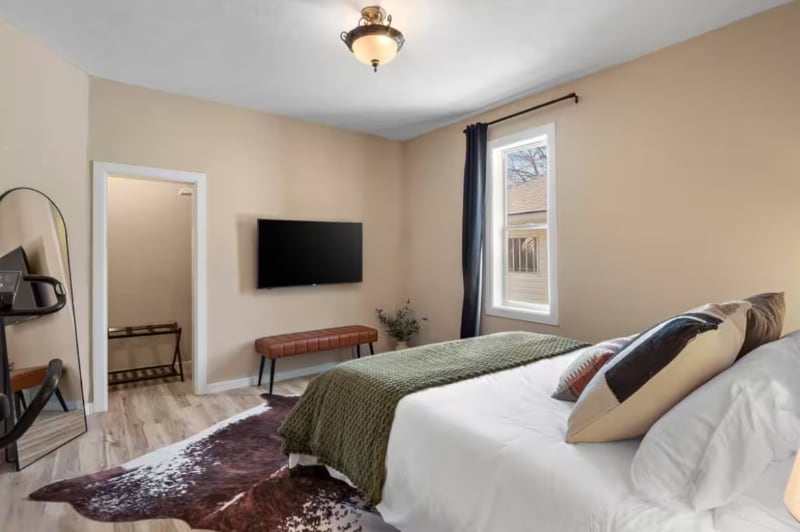 Building Photo - 719 E 9th Ave