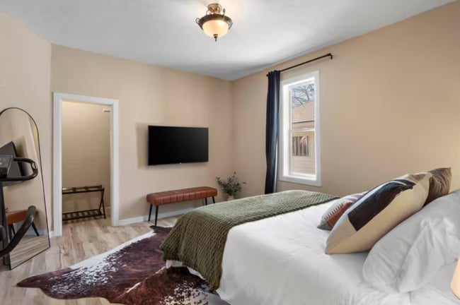 Building Photo - 719 E 9th Ave