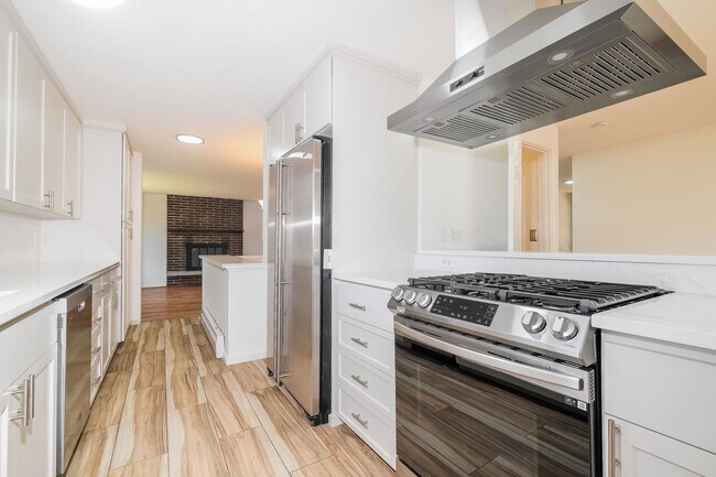 Building Photo - Versatile 5 Bedroom Retreat with Office and Outdoor Living in Burien
