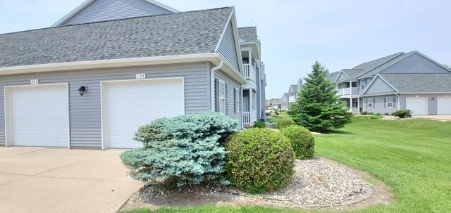 Garage--covered walk way to front door - 3020 E Stillwater Lndg